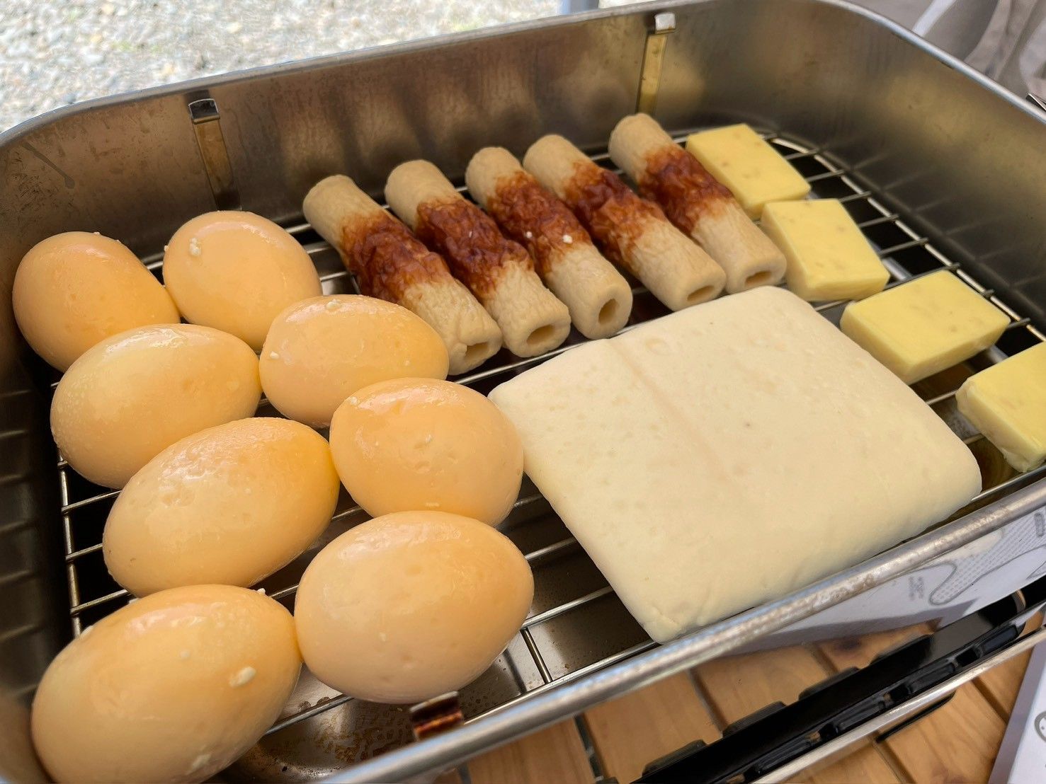 燻製器に並んだゆでたまご、ちくわ、はんぺん、チーズ