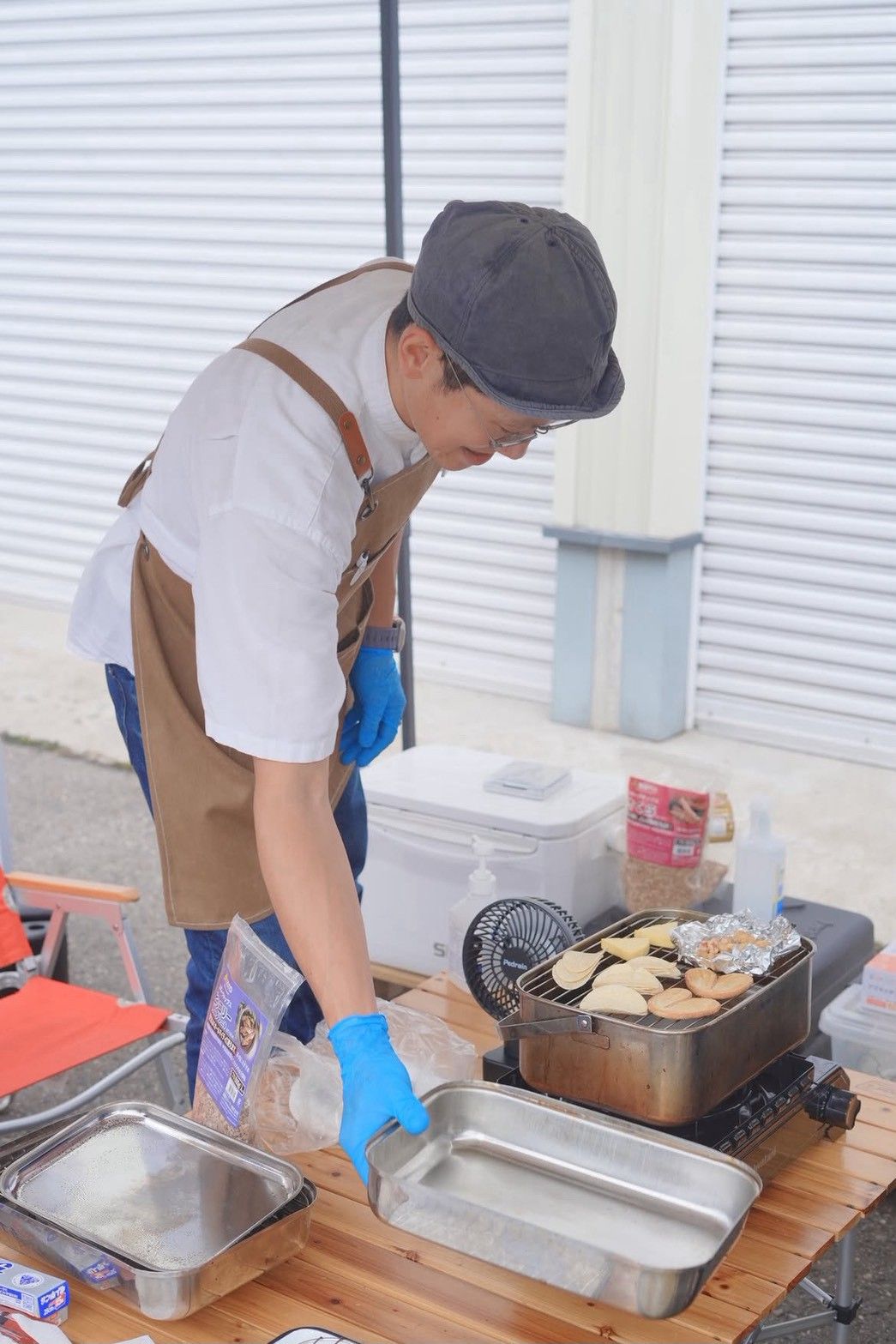 イベントで燻製の準備をする店主