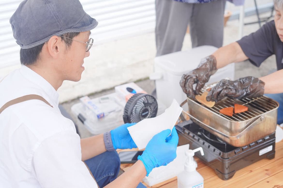 イベント会場で燻製をする店主